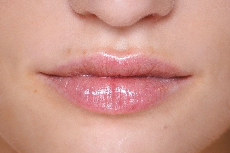 مكياج صيفي بألوان ناعمة لإطلالة أنثوية تحاكي دفء الشمس