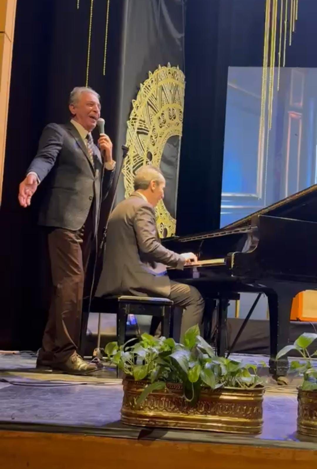 محمود حميدة يغنى "يا ولا يا ولا ارحمنى ياولا" فى حفل عمرو سليم بالأوبرا