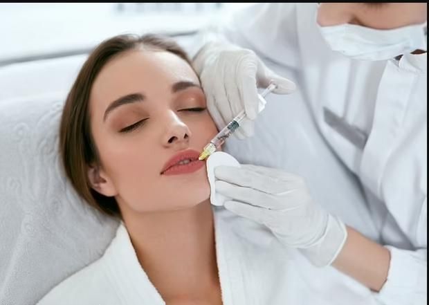 اضطراب نفسي وراء لجوء الفتيات لحقن الفيلر.. ماذا نعرف عن «ديسمورفيا الشفاه»؟