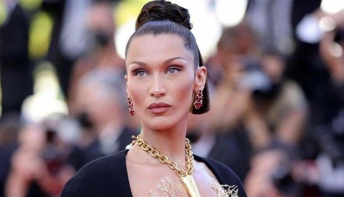 بيلا حديد على الدراجة النارية في شوارع باريس