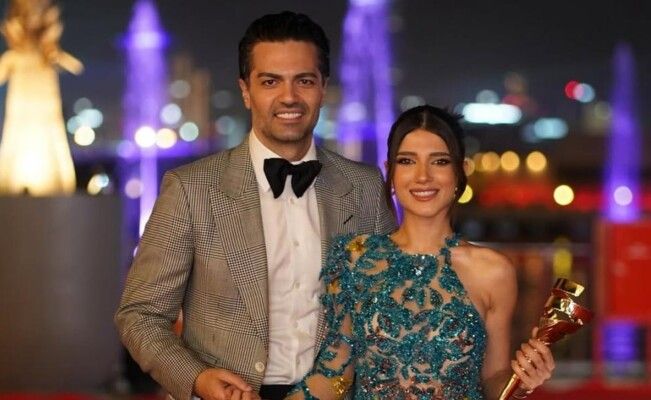 لقطات مؤثرة جمعتها بوالدها.. هكذا ودعت نارين بيوتي منزلها