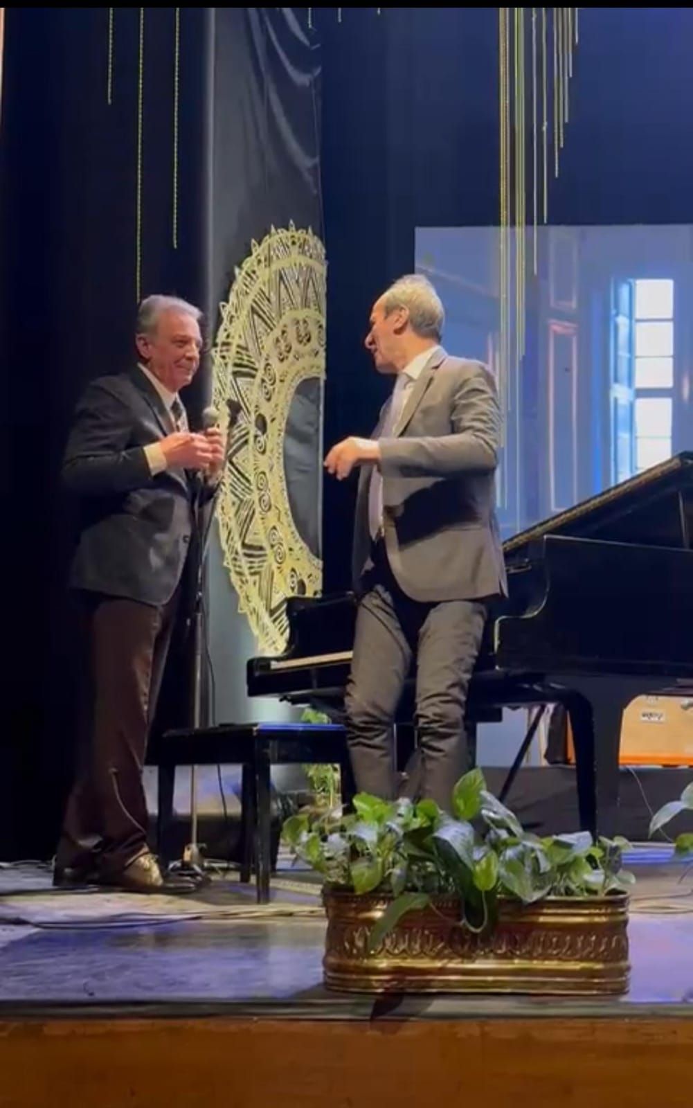 محمود حميدة يغنى "يا ولا يا ولا ارحمنى ياولا" فى حفل عمرو سليم بالأوبرا