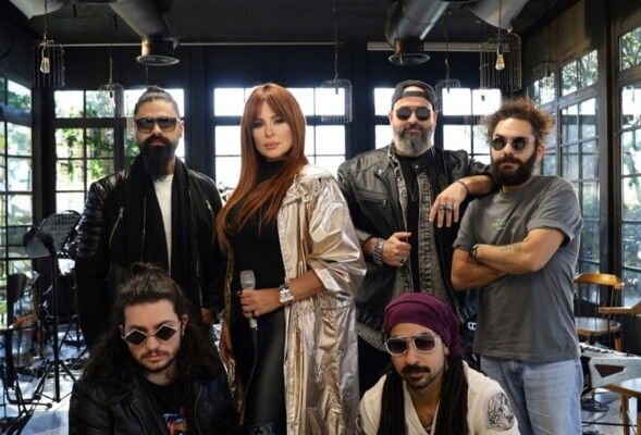 كارول سماحة تغني ألبومها الجديد من منزلها بخطوة لافتة وعفوية