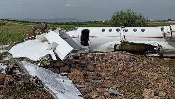 4 جرحى نتيجة اصطدام طائرة مدنية خاصة بجدار سياج مطار فاس بالمغرب أثناء هبوطها