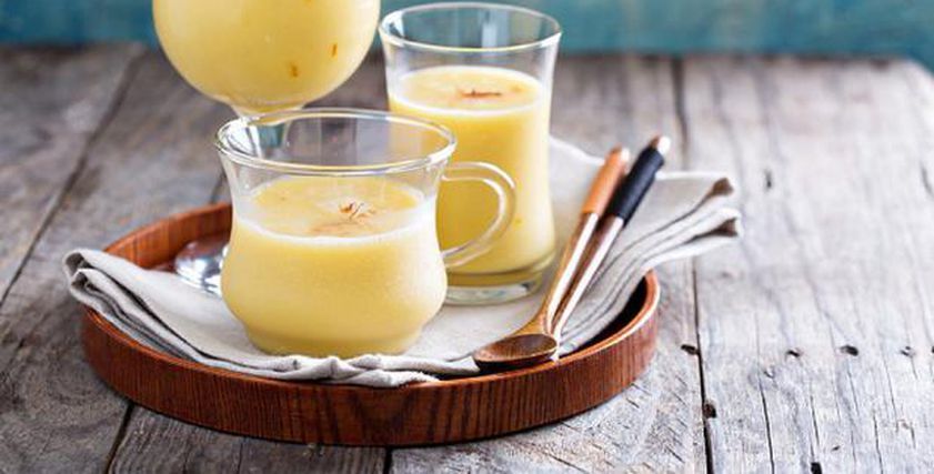 كل ما تريد معرفته عن الحليب الذهبي.. ماذا يحدث للجسم عند تناوله؟