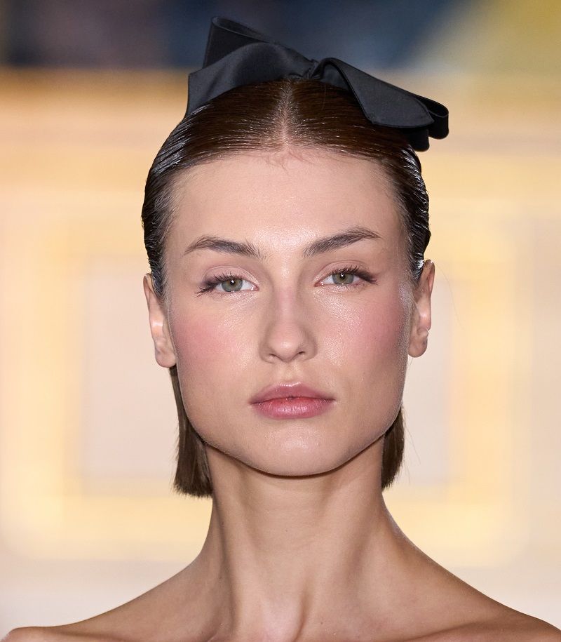 مكياج صيفي بألوان ناعمة لإطلالة أنثوية تحاكي دفء الشمس