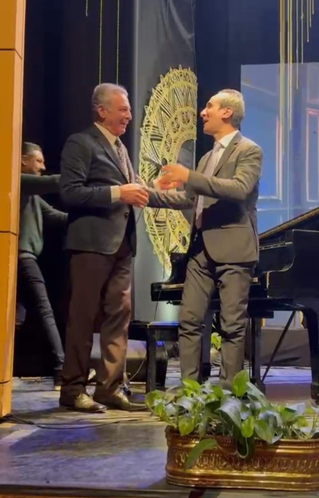 محمود حميدة يغنى "يا ولا يا ولا ارحمنى ياولا" فى حفل عمرو سليم بالأوبرا