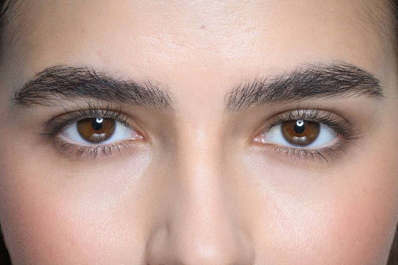 مكياج صيفي بألوان ناعمة لإطلالة أنثوية تحاكي دفء الشمس