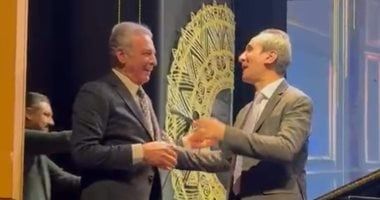 محمود حميدة يغنى "يا ولا يا ولا ارحمنى ياولا" فى حفل عمرو سليم بالأوبرا