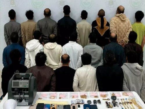 شاهد بالـ"صورة"عصابة الـ100 مليون ريال المنهوبة من حوالات المغتربين اليمنيين تقع في قبضة الأمن السعودي