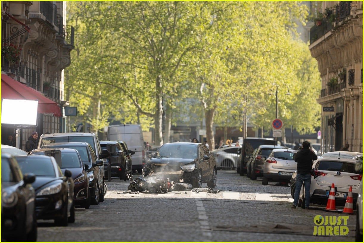 بيلا حديد ملطخة بالدماء فى شوارع باريس.. اعرف التفاصيل