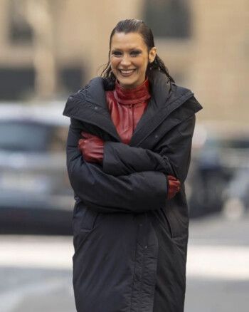 بيلا حديد على الدراجة النارية في شوارع باريس