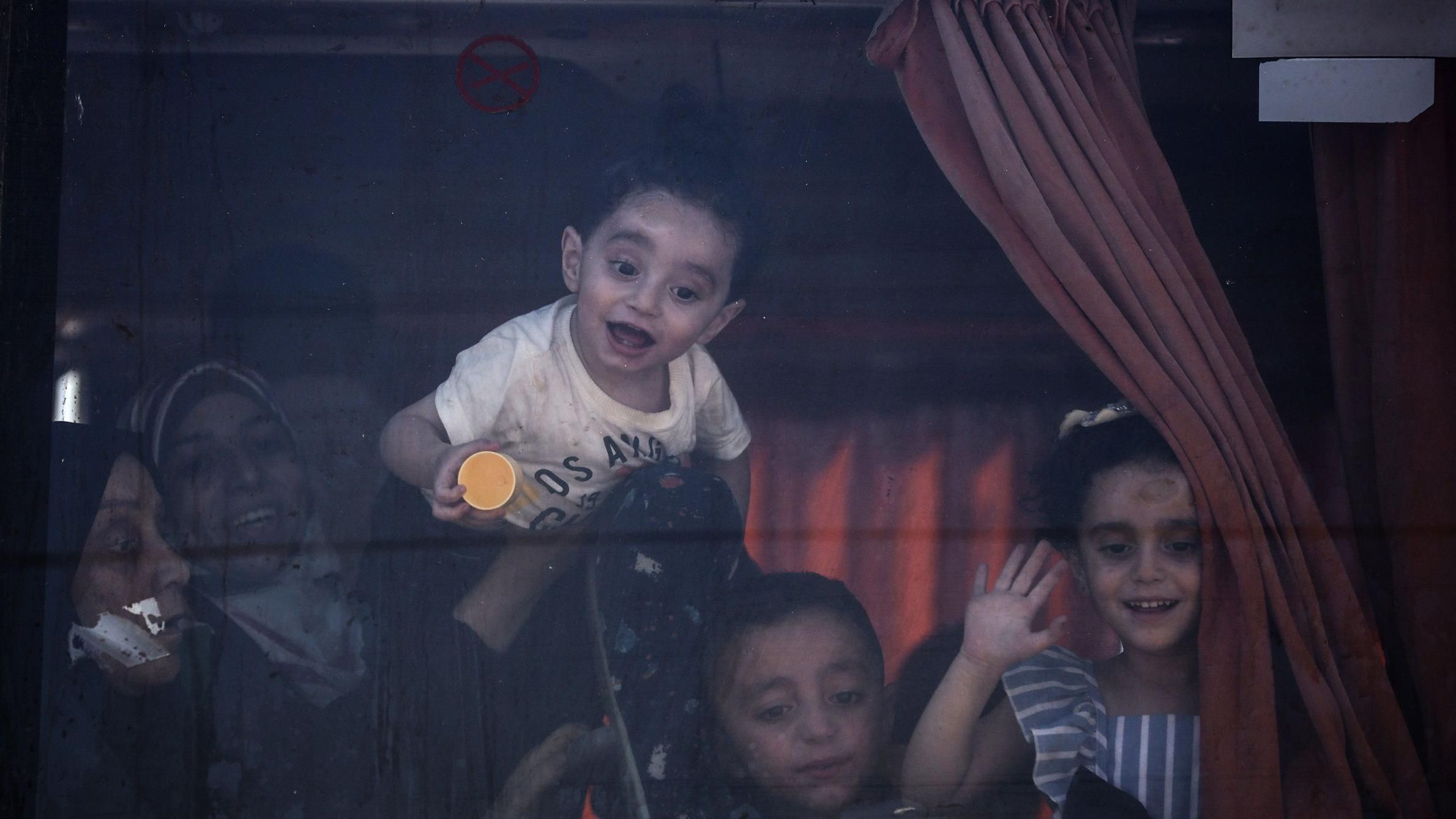 الرئيس الإندونيسي يُخطط لإجلاء ألف غزّي.. لماذا يُوصف هذا القرار بـ"الخطأ الفادح"؟