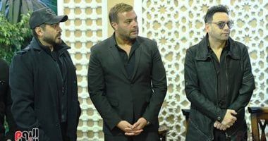 تامر حسنى ومصطفى قمر وعمرو الليثى فى عزاء والدة زوجة رامى صبرى