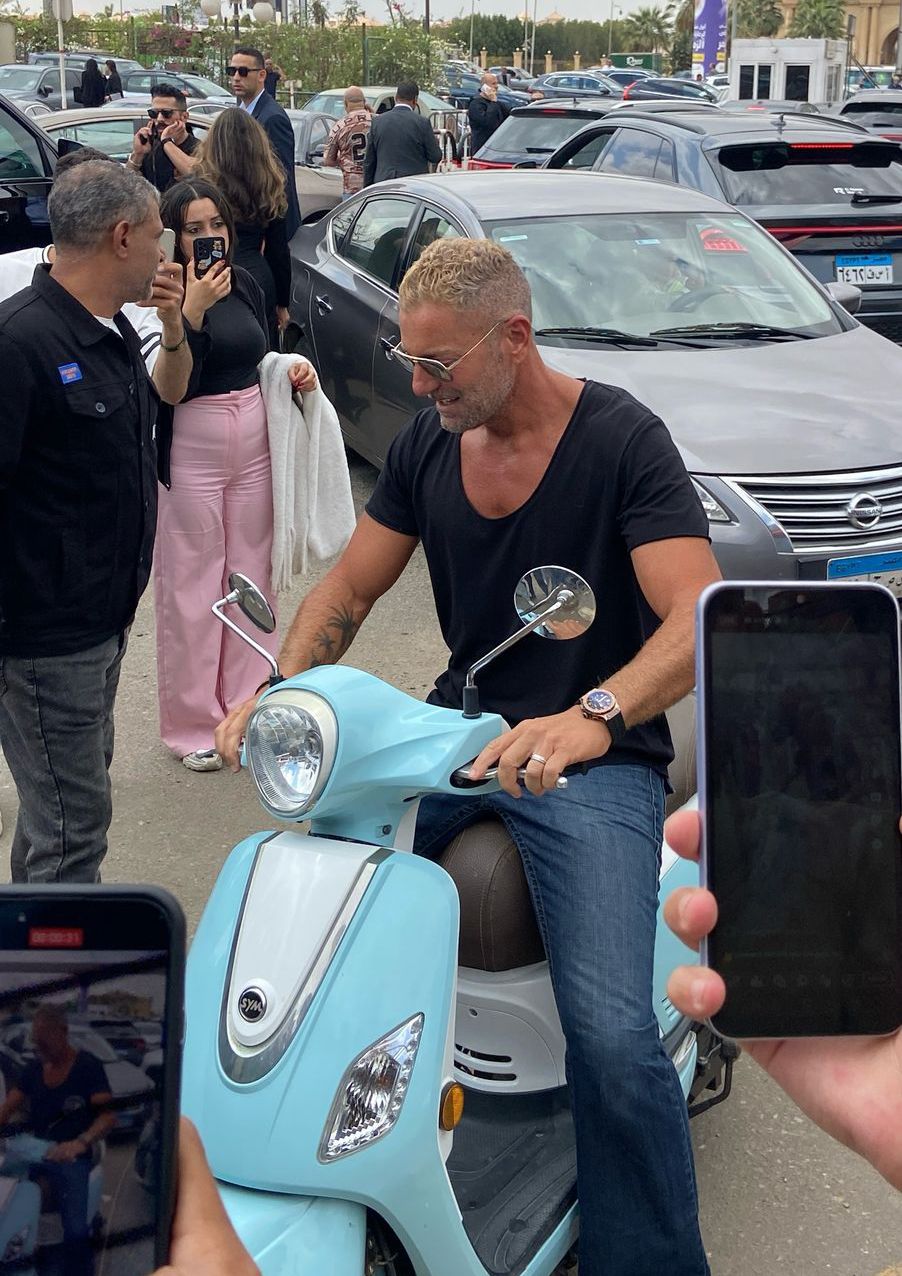 حملة واسعة على تامر هجرس في جنازة حماة رامي صبري….ماذا حصل؟