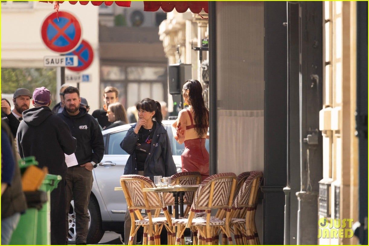 بيلا حديد ملطخة بالدماء فى شوارع باريس.. اعرف التفاصيل