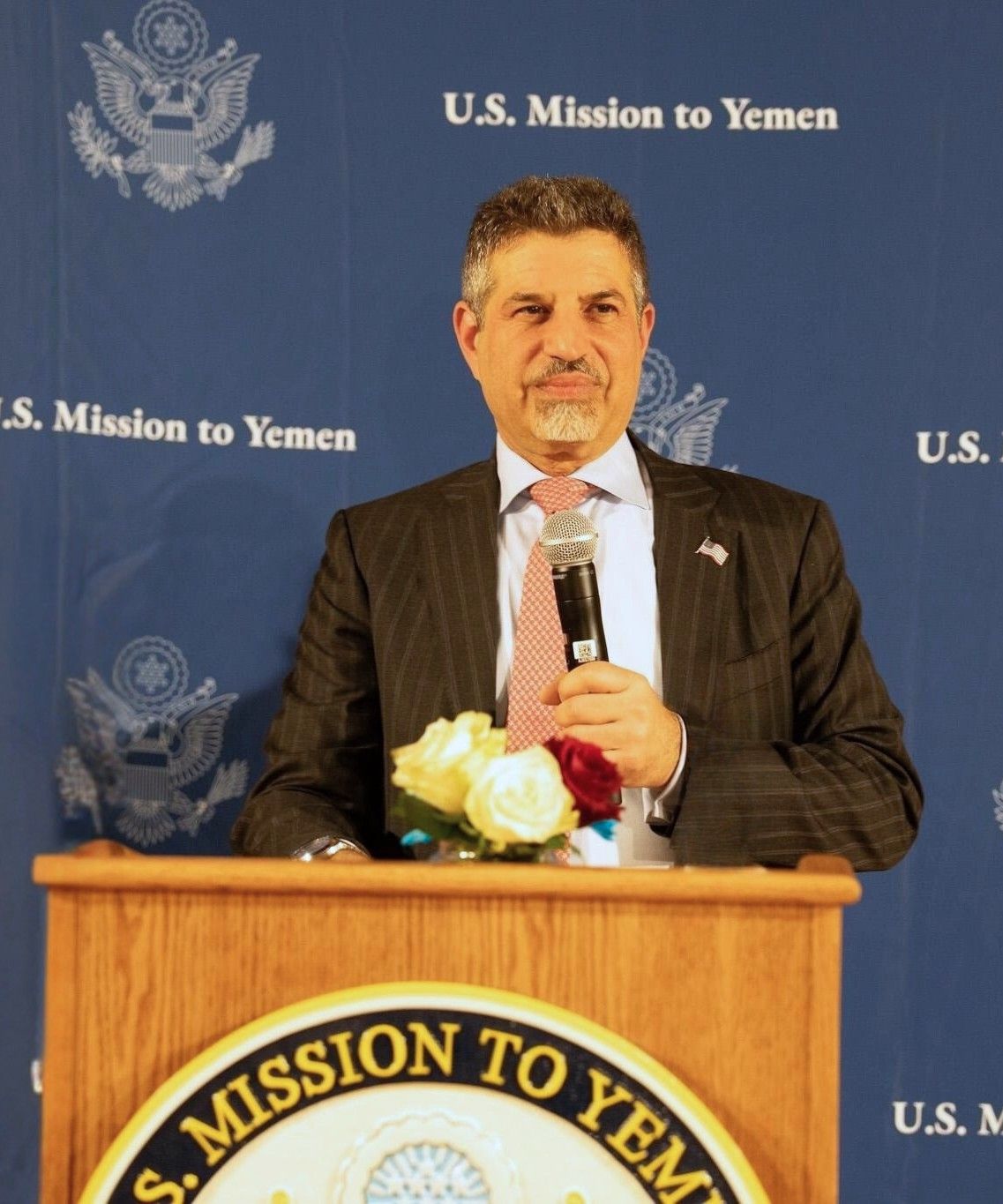 بالتزامن مع غارات لواشنطن على مواقع الحوثيين...تصريح ناري للسفير الامريكي