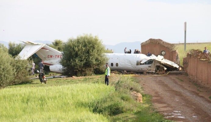 4 جرحى نتيجة اصطدام طائرة مدنية خاصة بجدار سياج مطار فاس بالمغرب أثناء هبوطها