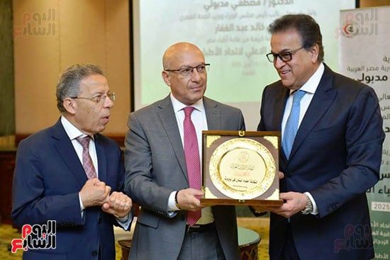 نقيب أطباء فلسطين: نعانى من نقص بالكوادر والمبانى لتقديم الخدمات لأهالى غزة