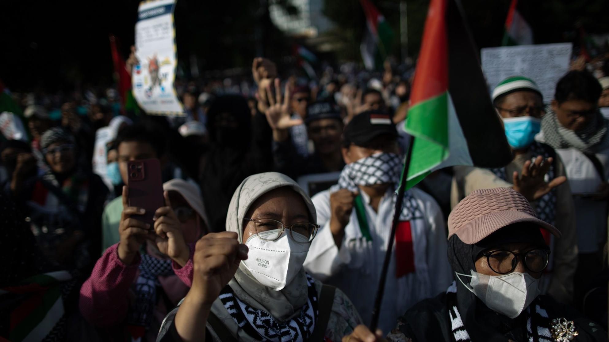 الرئيس الإندونيسي يُخطط لإجلاء ألف غزّي.. لماذا يُوصف هذا القرار بـ"الخطأ الفادح"؟