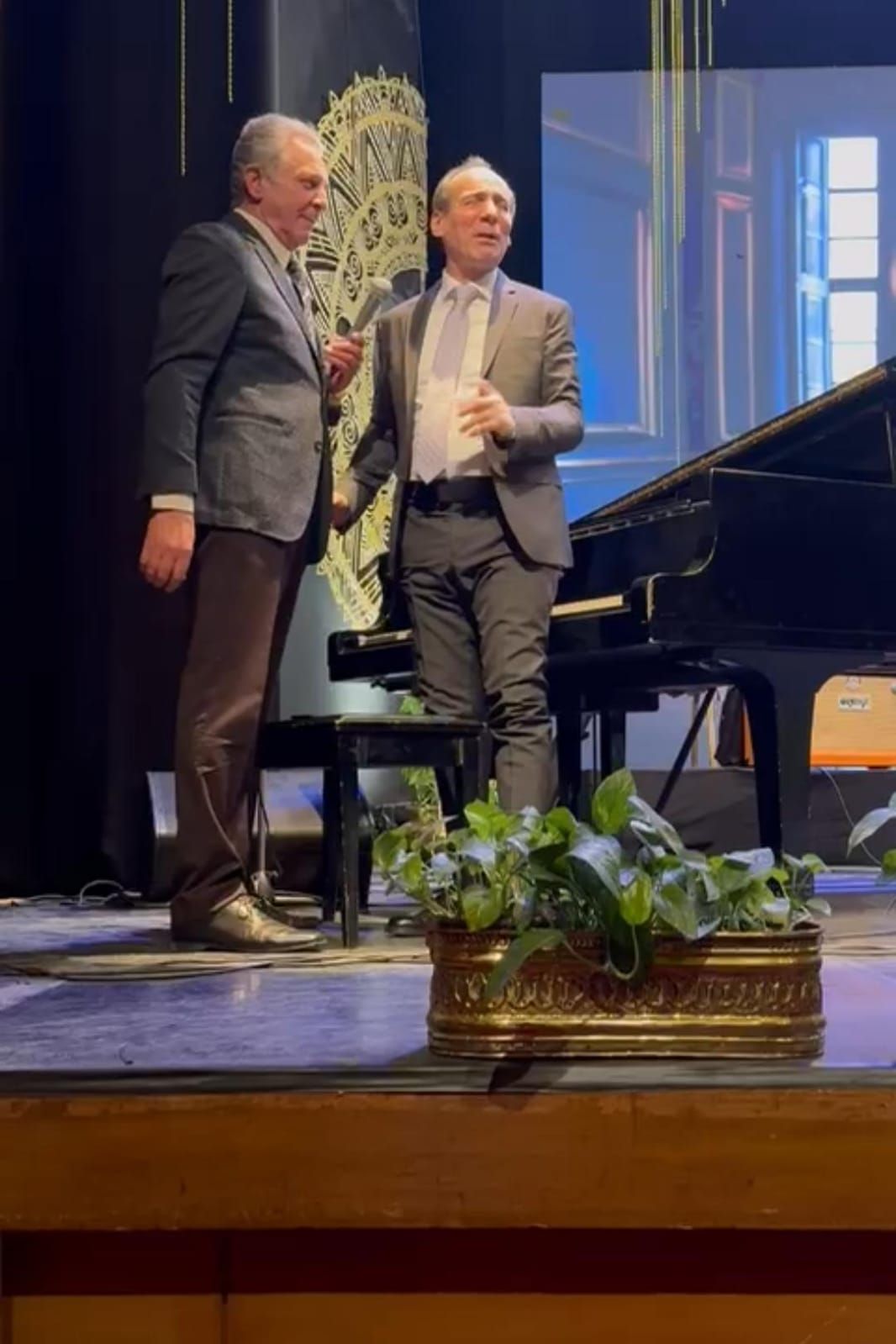 محمود حميدة يغنى "يا ولا يا ولا ارحمنى ياولا" فى حفل عمرو سليم بالأوبرا