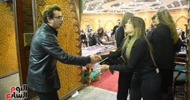 أصالة ودنيا عبد العزيز وبشرى ودينا فؤاد فى عزاء والدة زوجة رامى صبرى.. صور