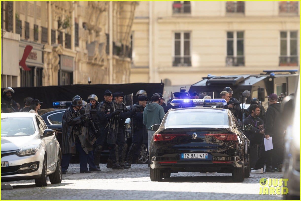 بيلا حديد ملطخة بالدماء فى شوارع باريس.. اعرف التفاصيل