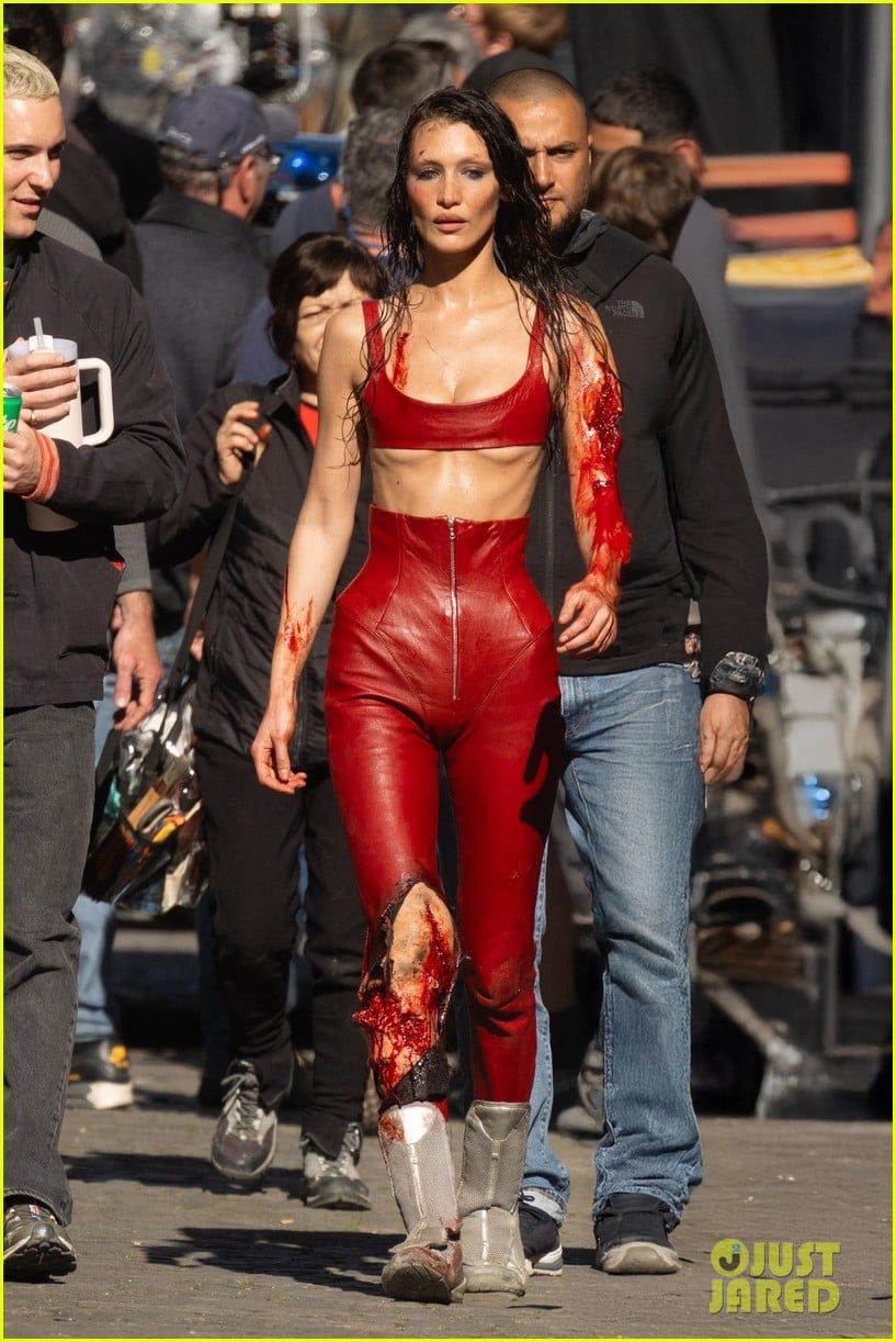 بيلا حديد ملطخة بالدماء فى شوارع باريس.. اعرف التفاصيل