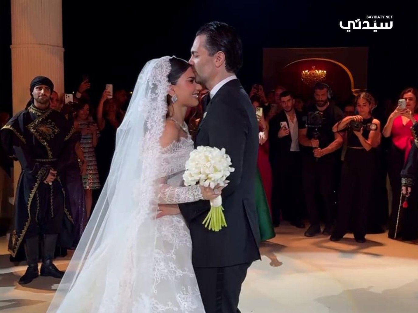 في لحظة مؤثرة ودموع.. شاهدوا نارين بيوتي ورامي سامو يتبادلان كلمات الحب في حفل زفافهما