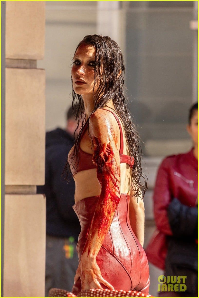 بيلا حديد ملطخة بالدماء فى شوارع باريس.. اعرف التفاصيل