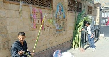 السعف يزين شوارع حارة زويلة احتفالاً بأحد الشعانين