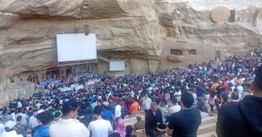 آلاف الأقباط يحتفلون بأحد السعف بدير سمعان الخراز بالمقطم