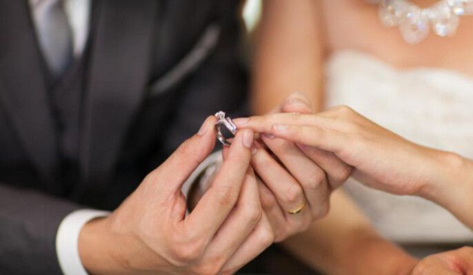 اعلامية لبنانية تعلن خطوبتها والعريس طليق زميلتها