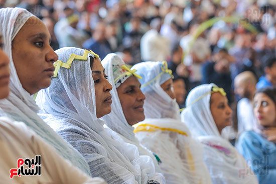 بهجة السعف وأصوات الأجراس.. الأسر القبطية تصطحب أطفالها للاحتفال بأحد الشعانين