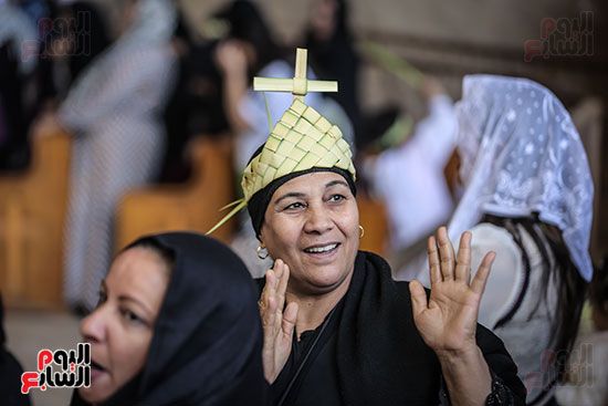 بهجة السعف وأصوات الأجراس.. الأسر القبطية تصطحب أطفالها للاحتفال بأحد الشعانين