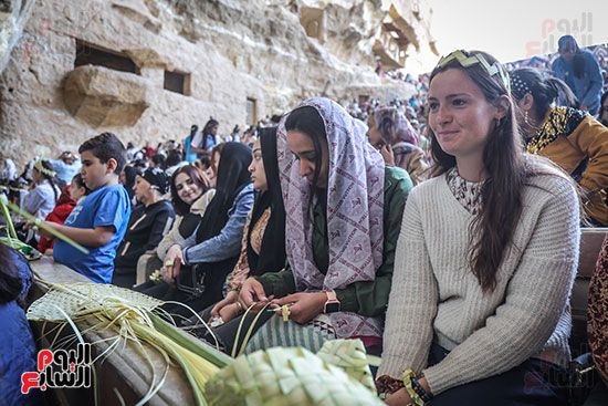 بهجة السعف وأصوات الأجراس.. الأسر القبطية تصطحب أطفالها للاحتفال بأحد الشعانين