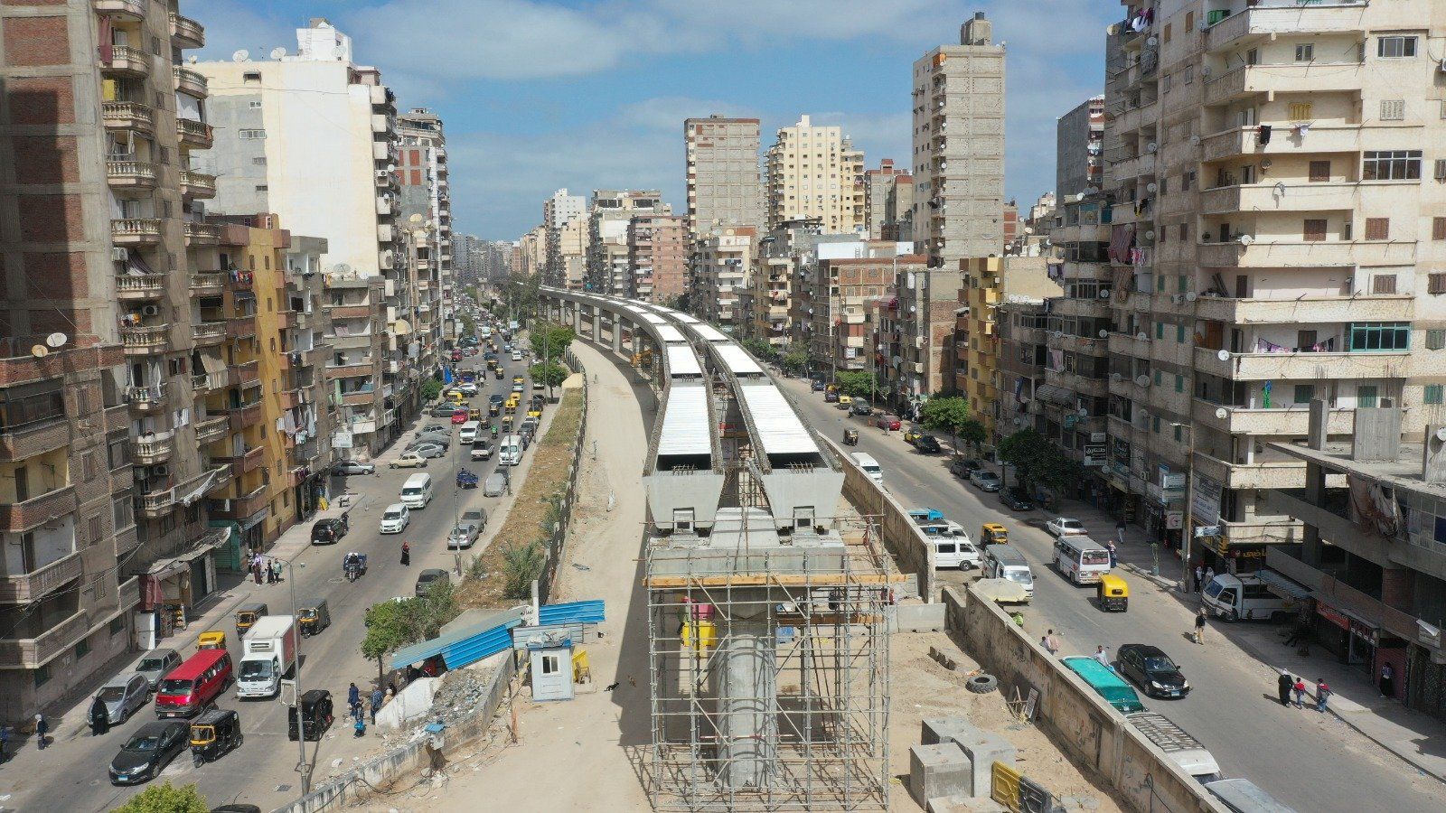 شاهد تركيب الكمرات الخرسانية للمرحلة الأولى من مترو الإسكندرية