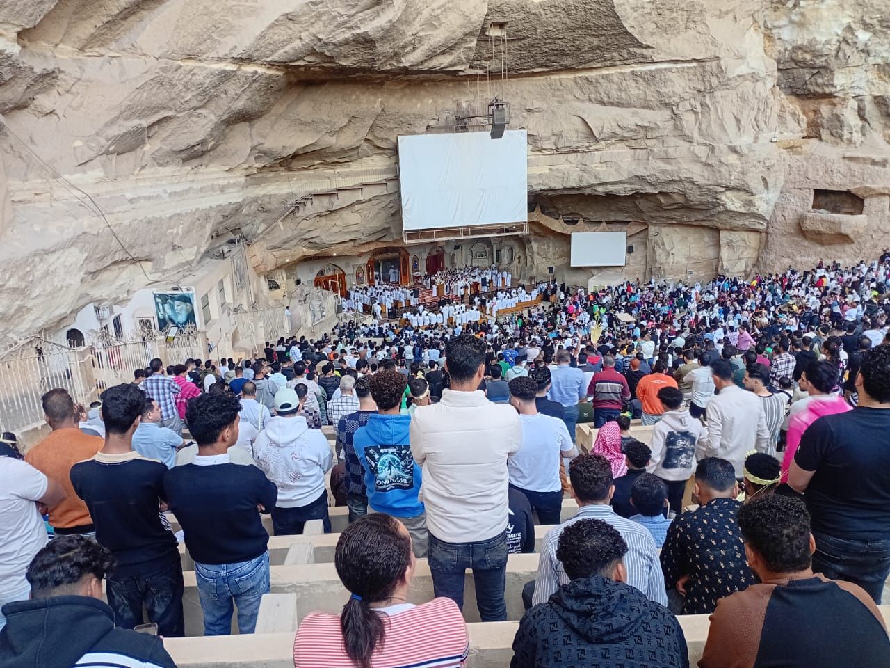 آلاف الأقباط يحتفلون بأحد السعف بدير سمعان الخراز بالمقطم