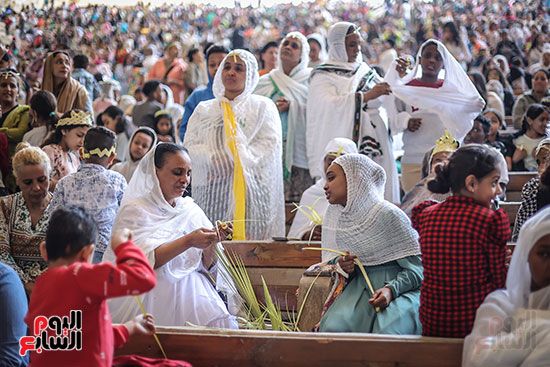 بهجة السعف وأصوات الأجراس.. الأسر القبطية تصطحب أطفالها للاحتفال بأحد الشعانين