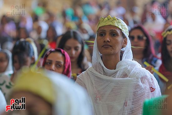 بهجة السعف وأصوات الأجراس.. الأسر القبطية تصطحب أطفالها للاحتفال بأحد الشعانين