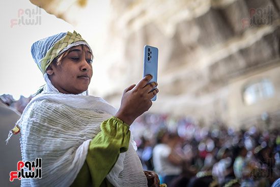 بهجة السعف وأصوات الأجراس.. الأسر القبطية تصطحب أطفالها للاحتفال بأحد الشعانين