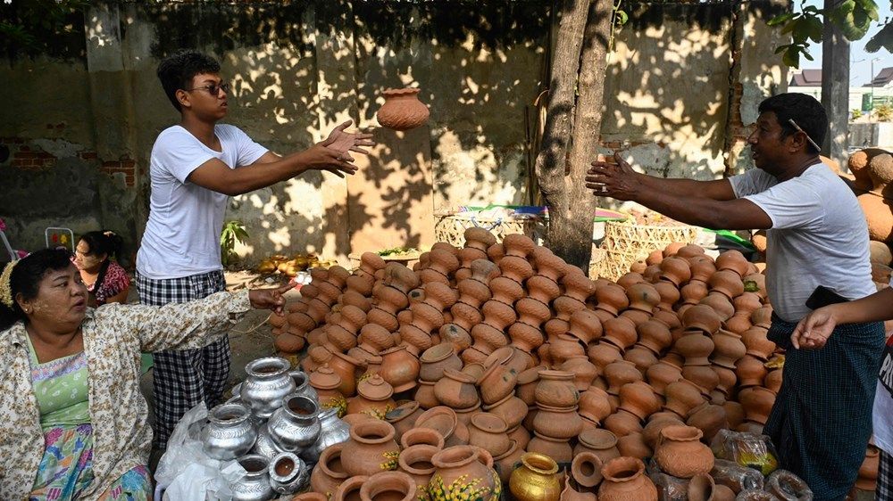 ماينمار تحتفل بمهرجان الماء وسط دمار الزلزال