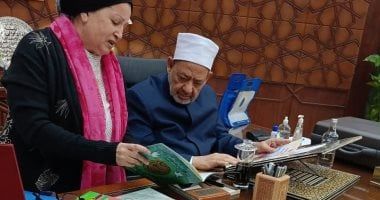 شيخ الأزهر يتابع إصدارات مجلة نور للأطفال عقب عودته لمكتبه اليوم.. صور