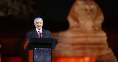 زاهي حواس: الأهرامات مقامة على أرض صلبة ولا صحة لوجود أعمدة أو حجرات أسفلها