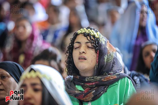 بهجة السعف وأصوات الأجراس.. الأسر القبطية تصطحب أطفالها للاحتفال بأحد الشعانين