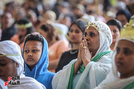 بهجة السعف وأصوات الأجراس.. الأسر القبطية تصطحب أطفالها للاحتفال بأحد الشعانين