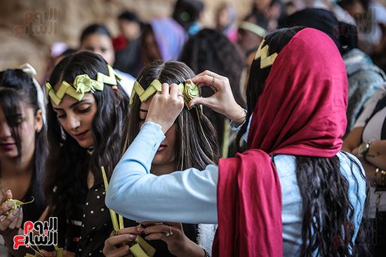 بهجة السعف وأصوات الأجراس.. الأسر القبطية تصطحب أطفالها للاحتفال بأحد الشعانين