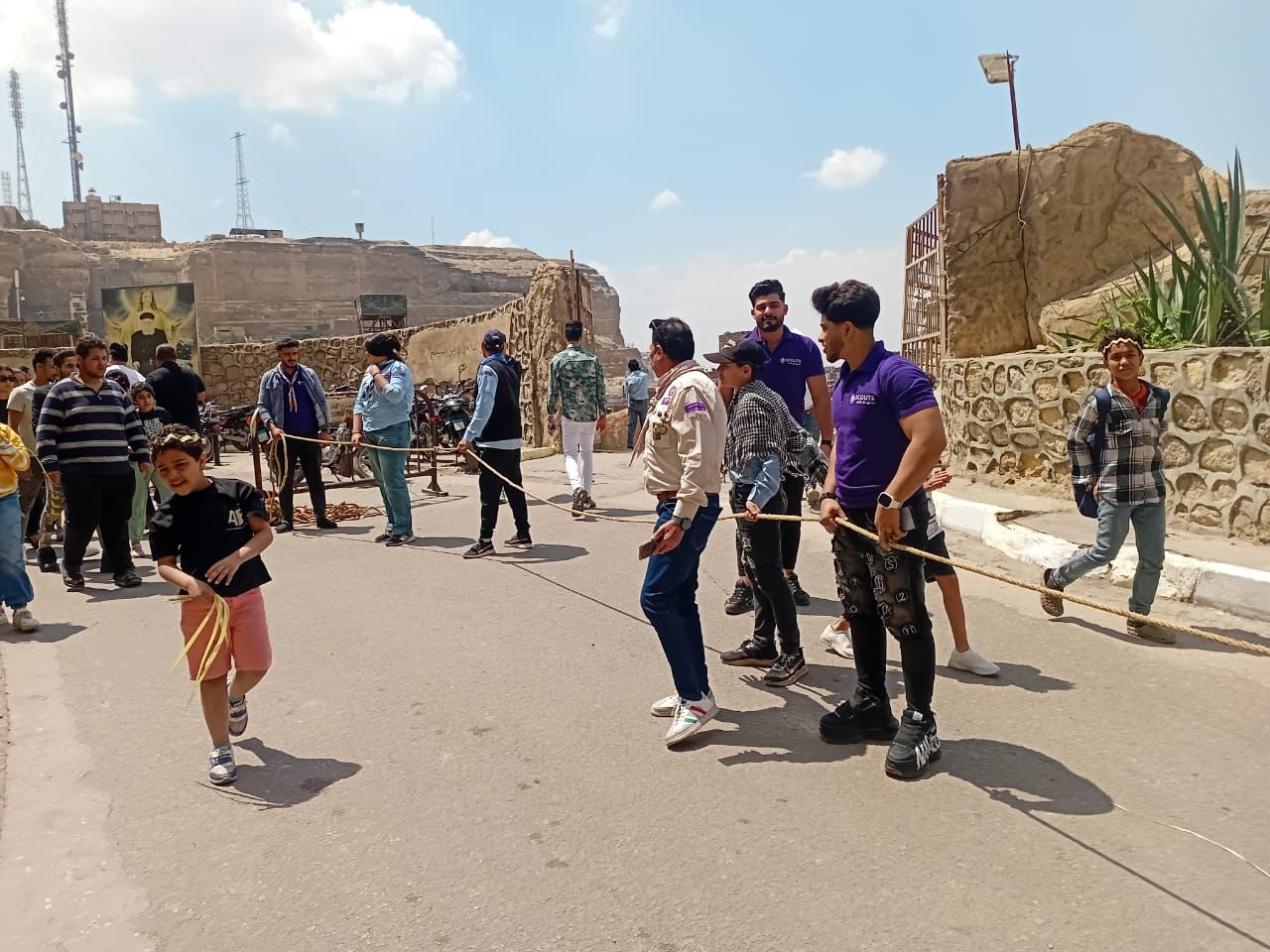 فرسان الخدمة فى أحد السعف.. اعرف جهود فريق الكشافة بدير سمعان في تنظيم الحفل