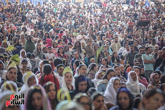 بهجة السعف وأصوات الأجراس.. الأسر القبطية تصطحب أطفالها للاحتفال بأحد الشعانين