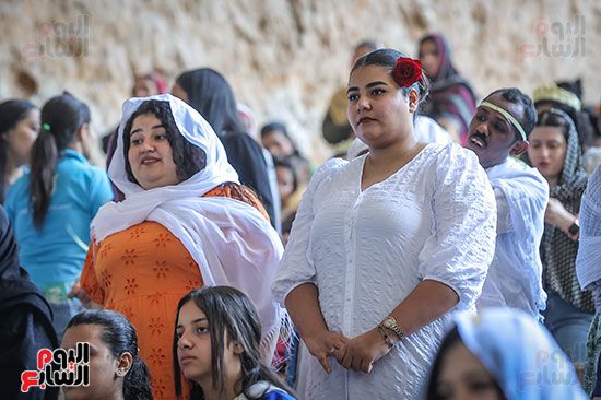 بهجة السعف وأصوات الأجراس.. الأسر القبطية تصطحب أطفالها للاحتفال بأحد الشعانين